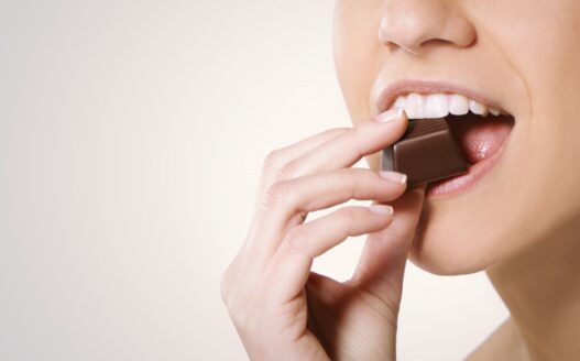 Kvinde der spiser chokolade med billede